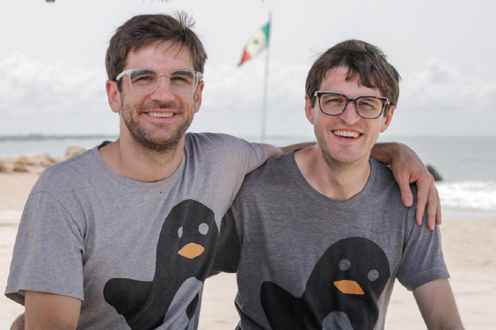 Drew et Lincoln à la plage avec le drapeau du Sénégal derrière eux